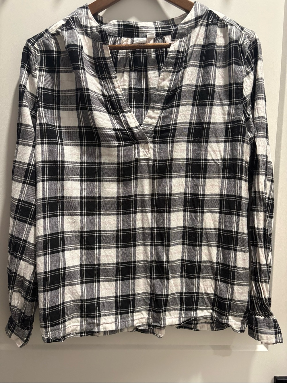 GAP Black and White Plaid V-Neck Long Sleeve Blouse